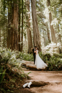 redwood eloping couple kissing