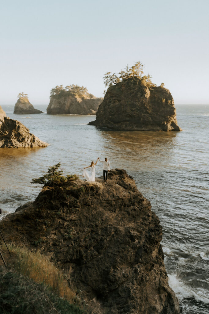 secret beach oregon couple dancing on the rocks