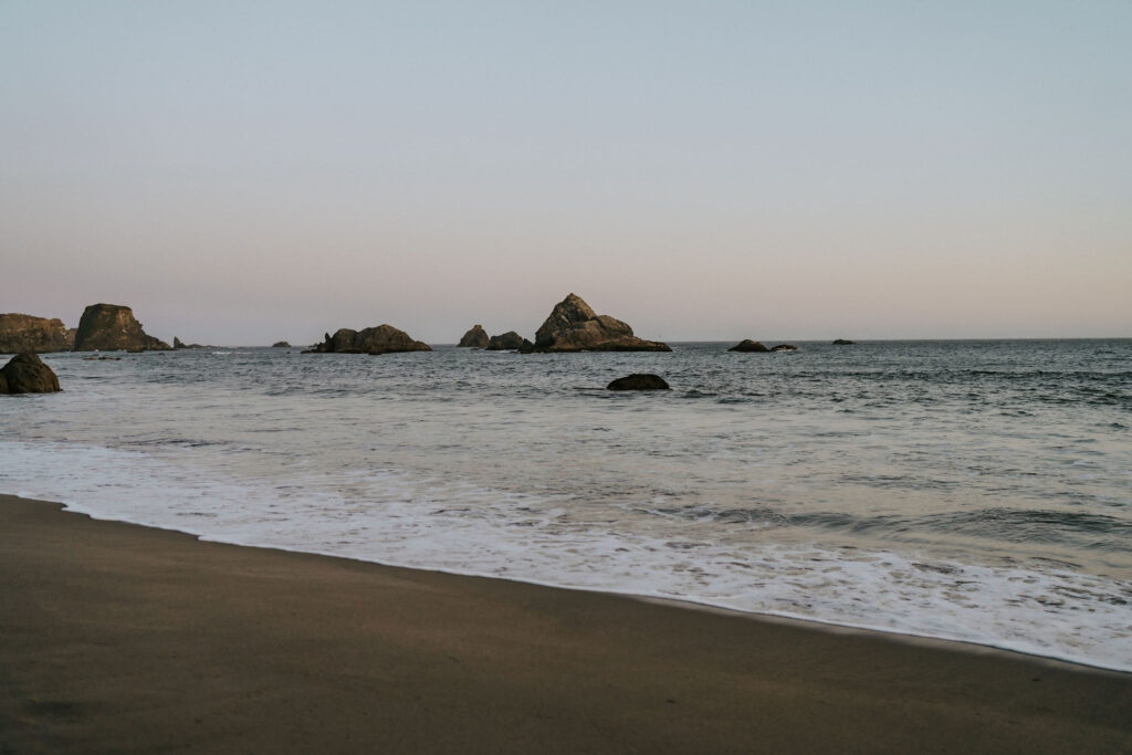 cotton candy skies on at an oregon coast sunset elopement