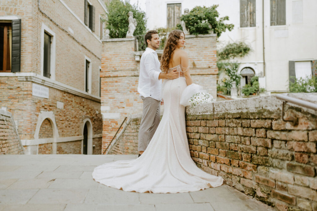 italy elopement couple in venice