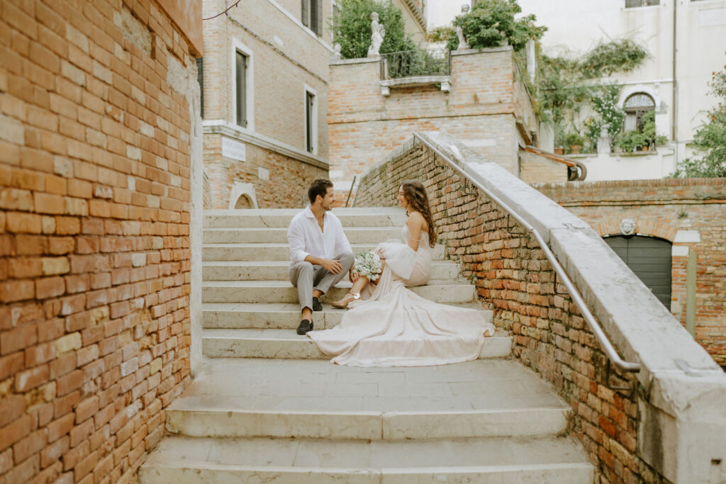 italy elopement couple in venice