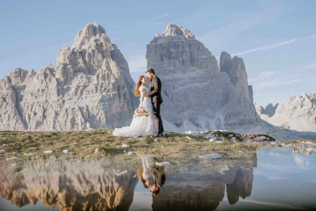 adventurous elopement couple with dolomites in the backdrops