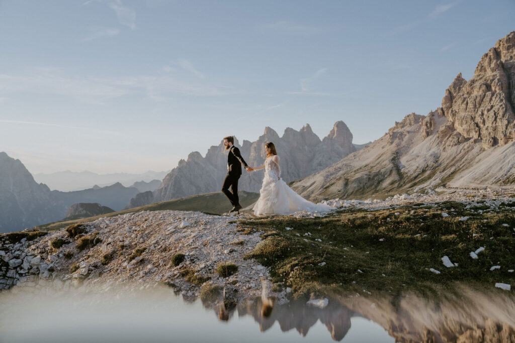 adventurous elopement couple with dolomites in the backdrops