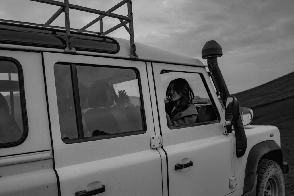 sweet couple in a jeep going through iceland highlands