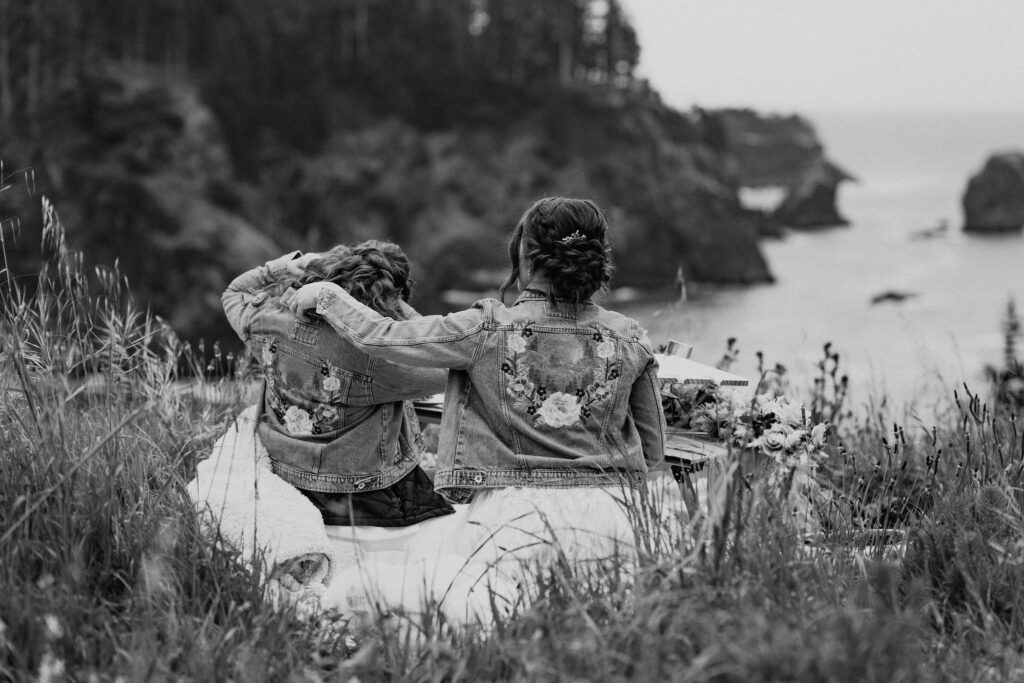 romantic elopement picnic at secret beach, oregon
