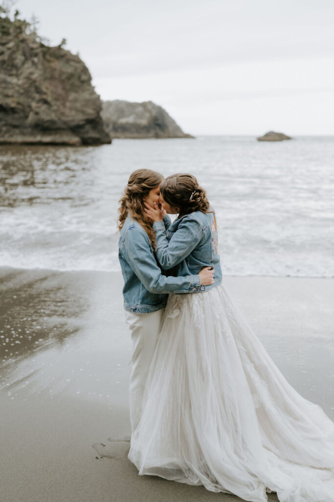 brides kissing at secret beach, oregon coast