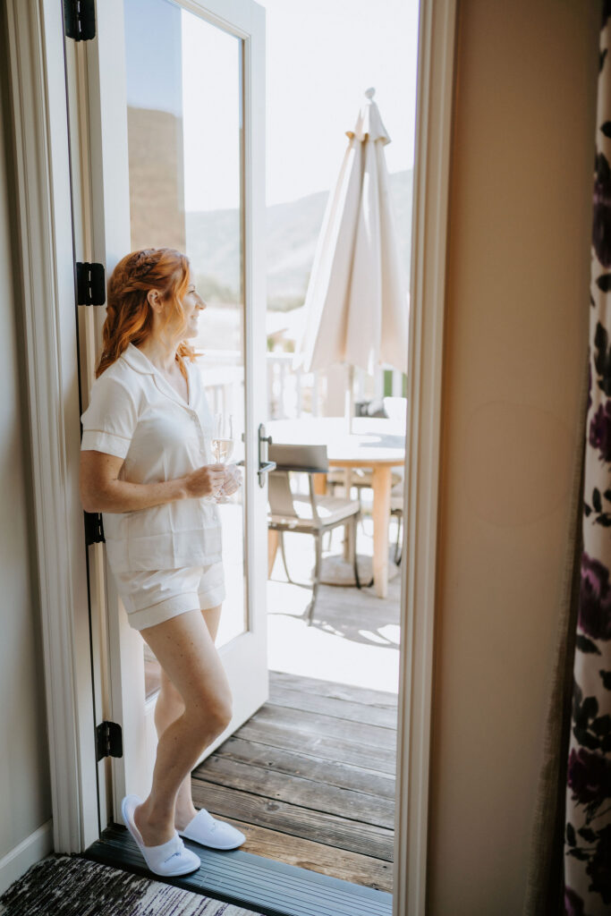 bride getting ready at bernardus lodge
