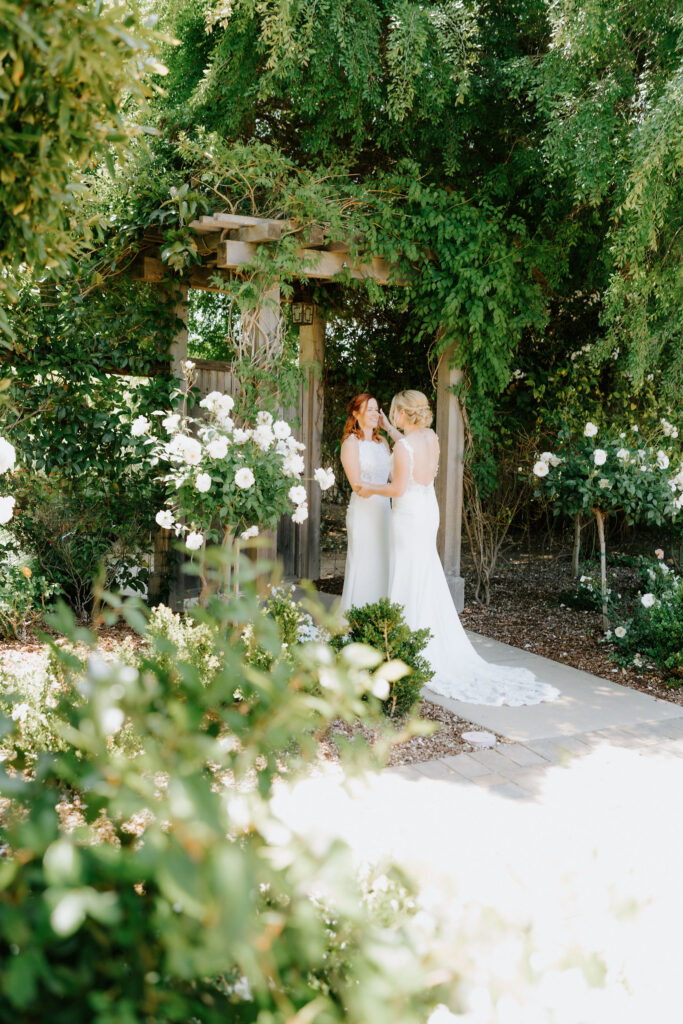 emotional first look at the courtyard of bernardus lodge