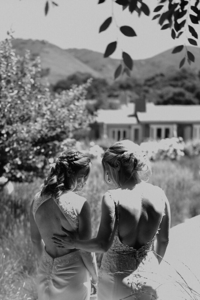 emotional first look at the courtyard of bernardus lodge