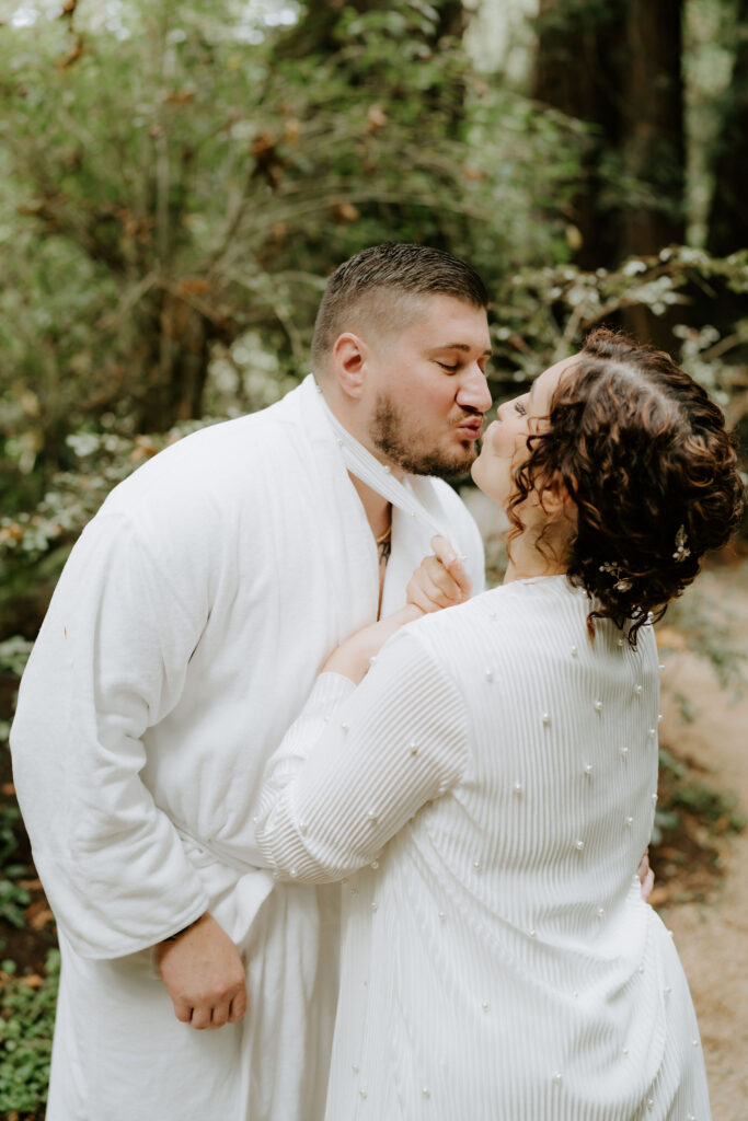 elopement couple kissing