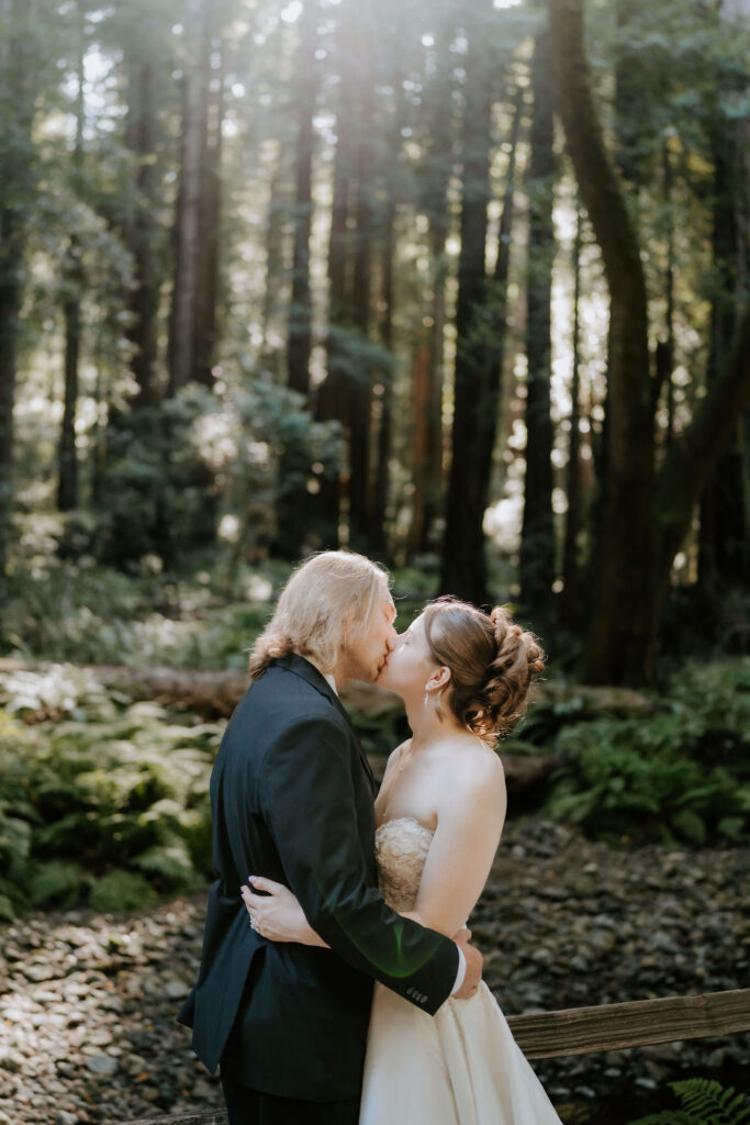 Cute picture of the bride and groom, kissing