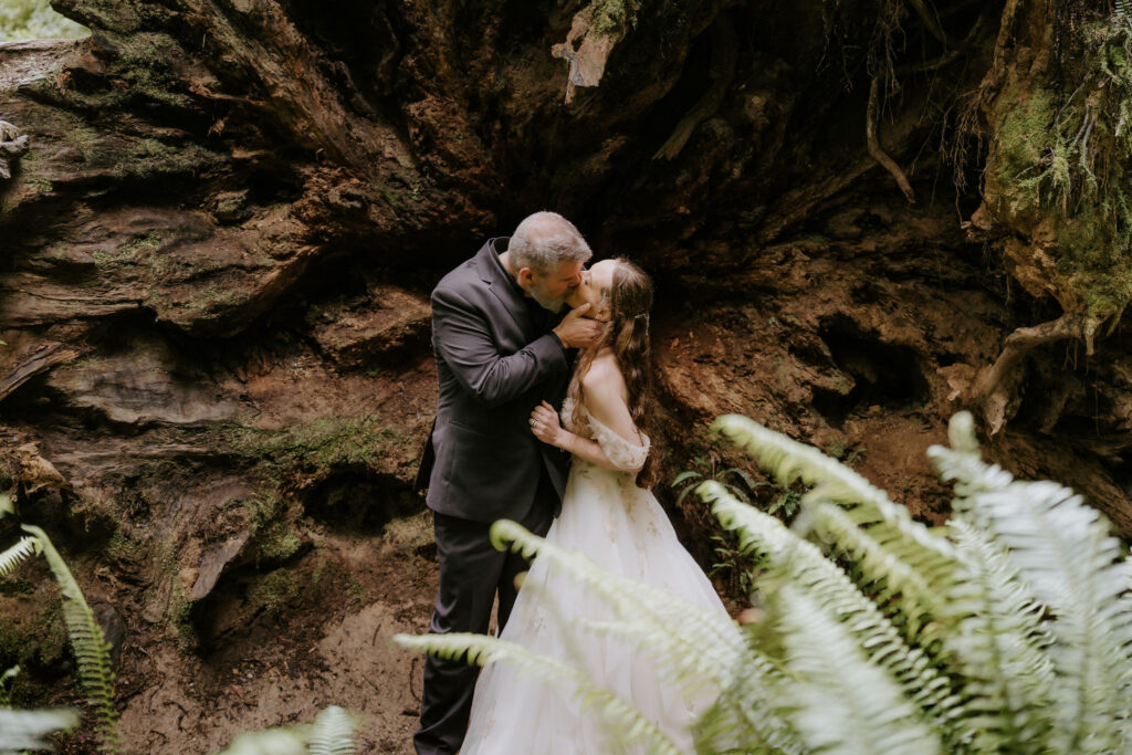 Cute picture of the bride and groom, kissing