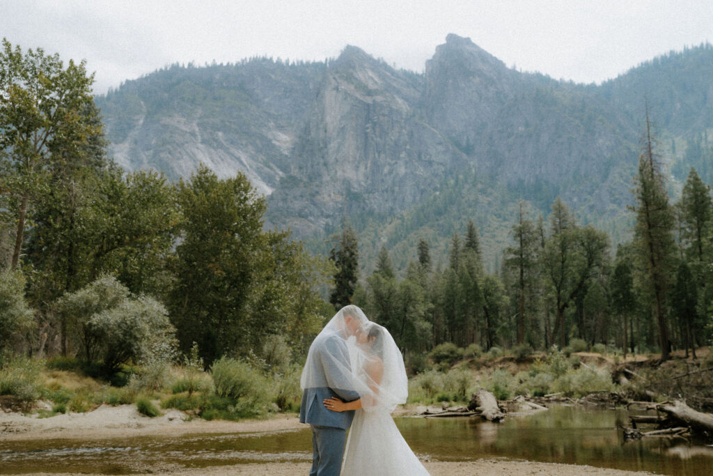 beautiful picture of the newlyweds kissing